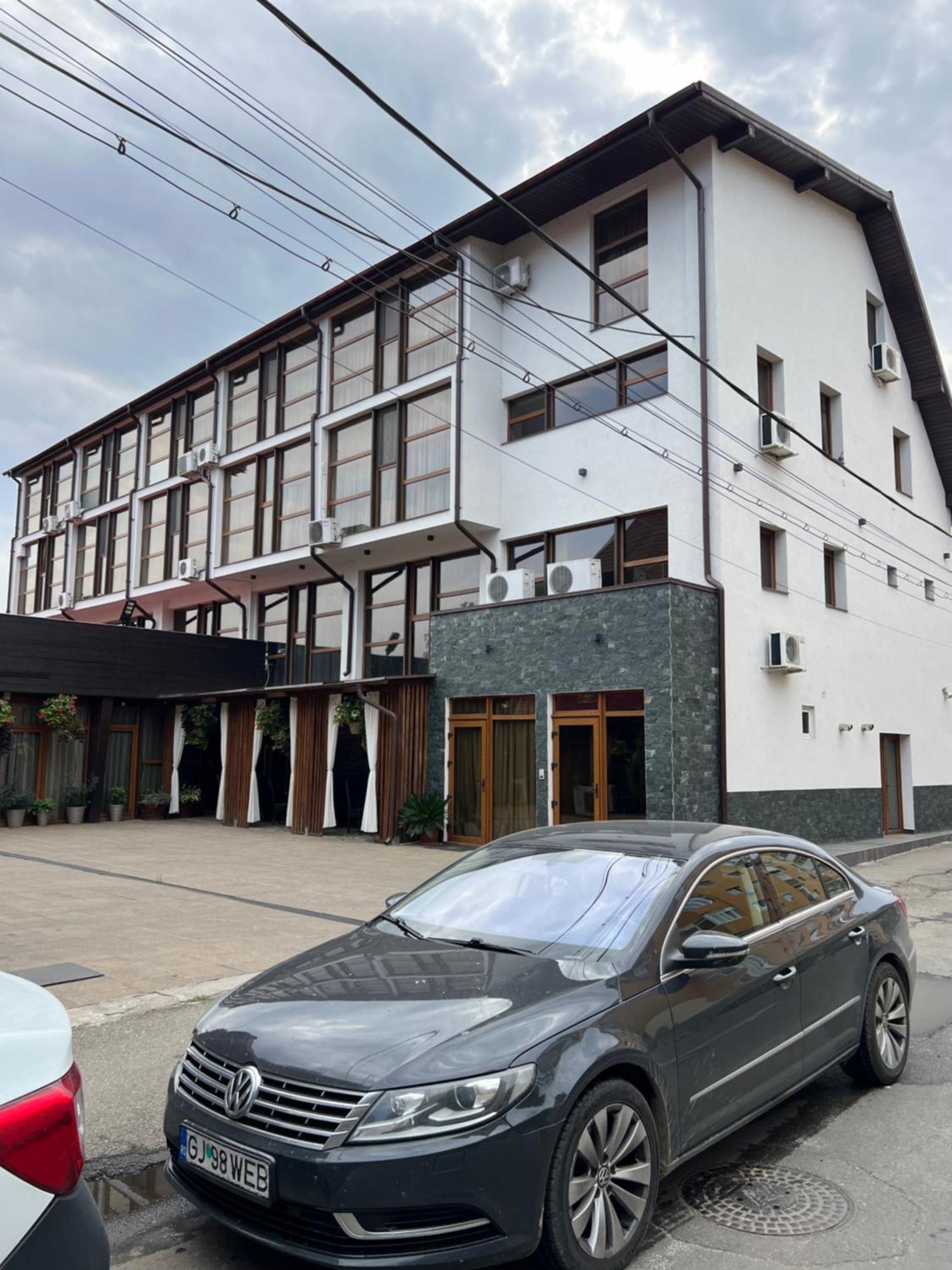 Hotel Palace Târgu Jiu Екстериор снимка