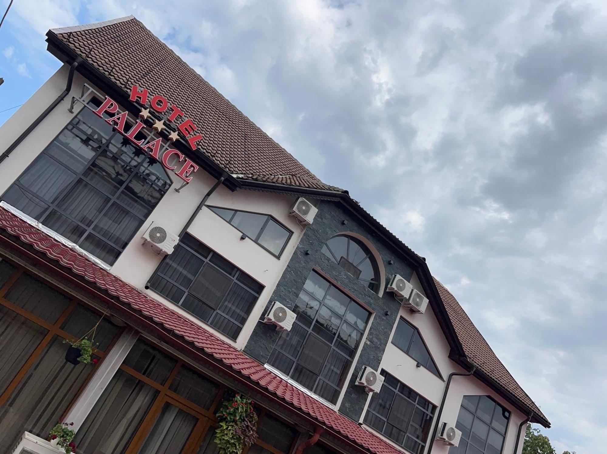 Hotel Palace Târgu Jiu Екстериор снимка