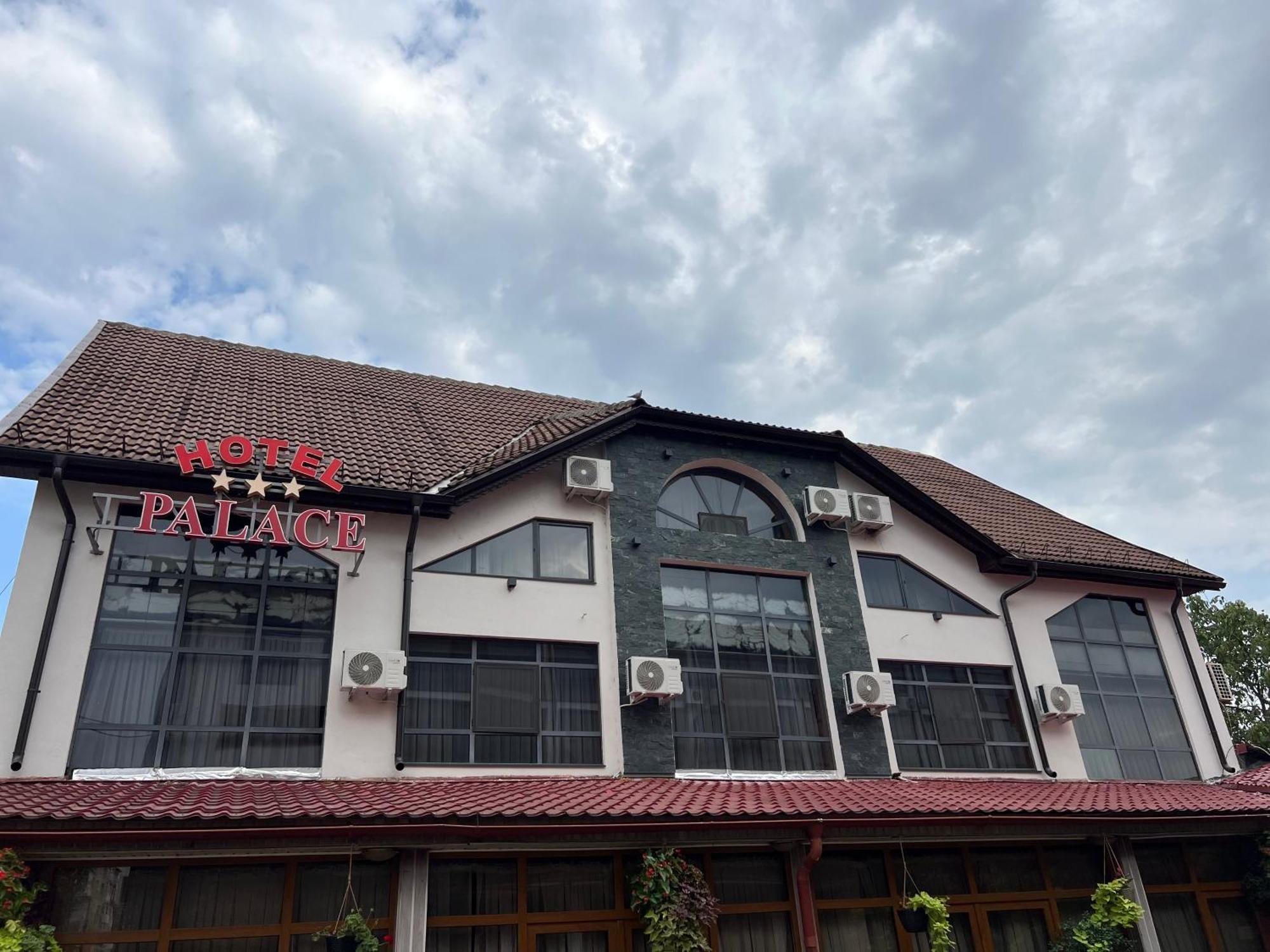 Hotel Palace Târgu Jiu Екстериор снимка