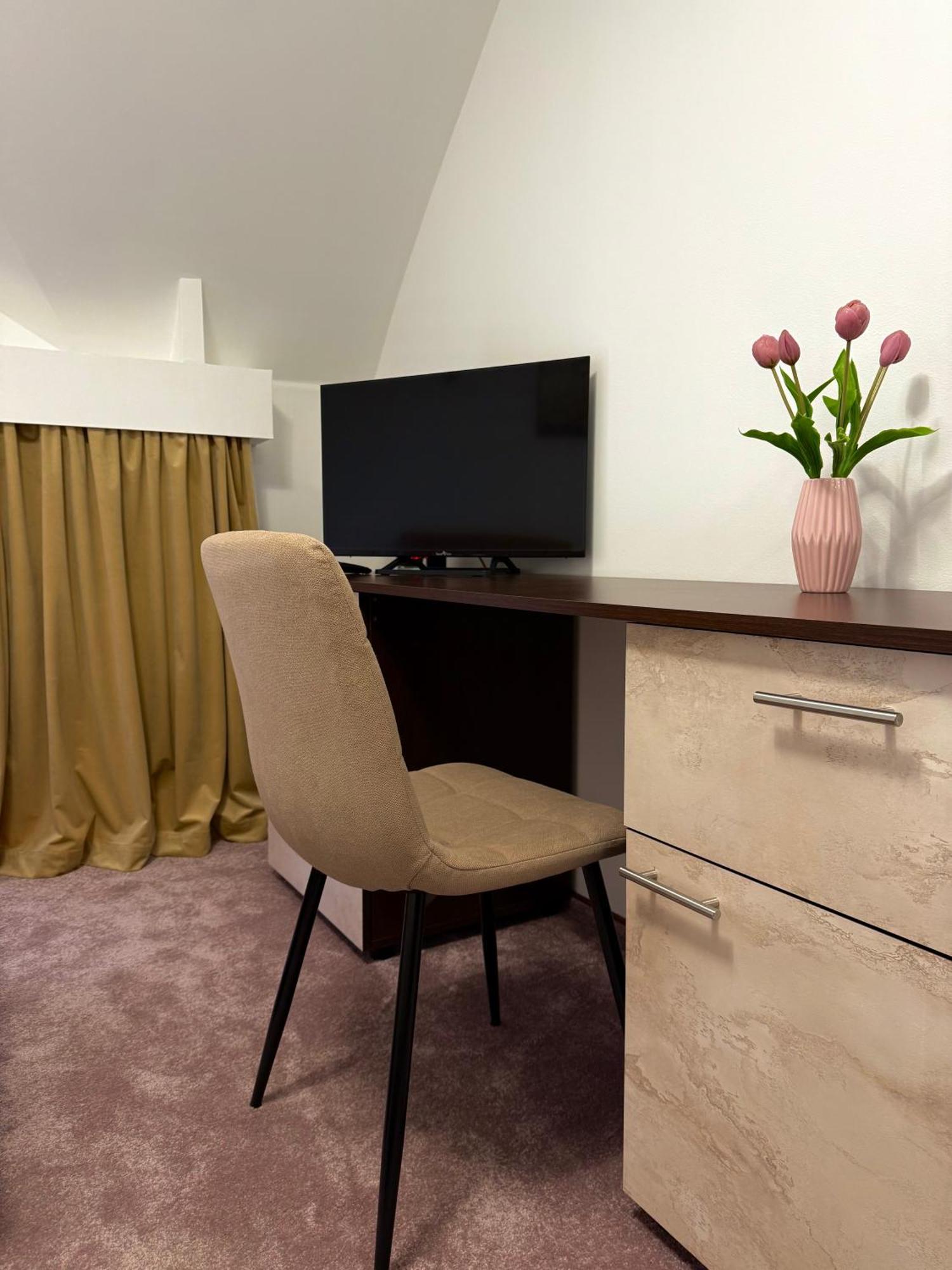 Hotel Palace Târgu Jiu Екстериор снимка