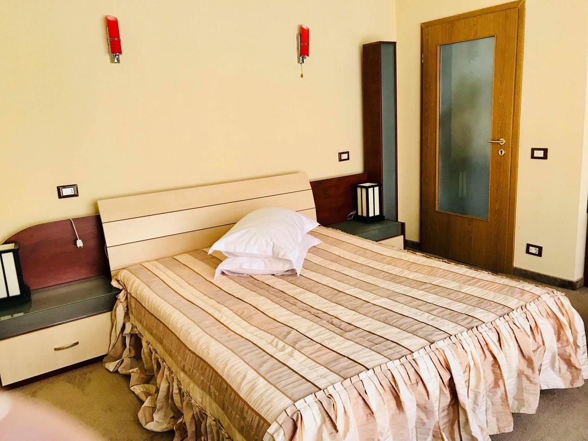Hotel Palace Târgu Jiu Екстериор снимка